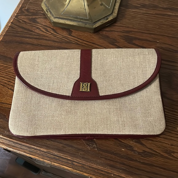 Vintage Handbags - VINTAGE Envelope Clutch